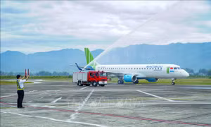 Máy bay Bamboo Airways hạ cánh tại Cảng Hàng không Điện Biên. Ảnh: TTXVN