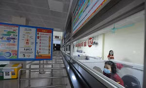 Quầy bán vé xe Bến xe Giáp Bát đìu hiu.