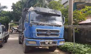 Xe quá tải bị lực lượng CSGT bắt giữ, xử lý. 