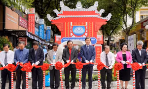 Phó Tổng giám đốc Đỗ Xuân Quang (giữa) cắt băng khai mạc "Tuần lễ Doanh nhân và Sách 2020" tại đường sách Nguyễn Văn Bình.