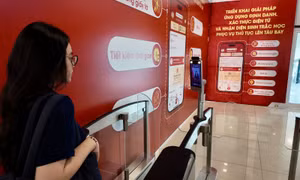 Hành khách làm thủ tục tại cửa ra máy bay.