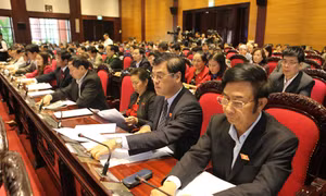 Các đại biểu ấn nút biểu quyết về Luật đất đai (sửa đổi). Ảnh: Doãn Tấn/TTXVN