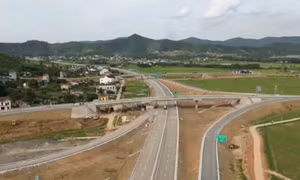Cụ ông tâm thần đi lạc trên cao tốc được Cảnh sát giao thông giúp về nhà an toàn