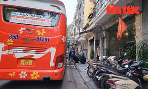Cả đoàn chục xe hợp đồng xếp hàng nối đuôi nhau đón trả khách du lịch trên phố Hàng Vải - Lãn Ông (quận Hoàn Kiếm).
