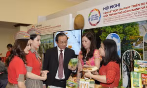 Lãnh đạo Vietjet tham quan các gian trưng bày tại sự kiện.