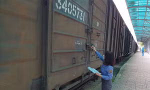 Nhân viên đường sắt kiểm tra niêm phong container hàng hóa.