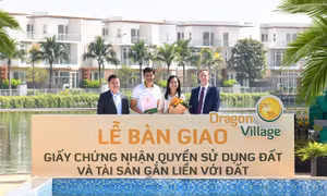 Phú Long trao sổ hồng cho cư dân Dragon Village và Dragon Parc