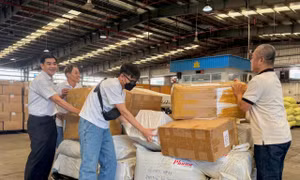 Những kiện hàng nhu yếu phẩm đầu tiên trên chuyến bay của Vietnam Airlines đã đến Huế