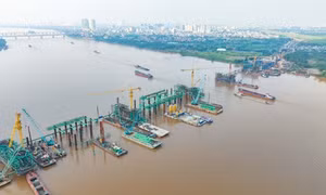 Cầu Trần Hưng Đạo 'tăng tốc' vượt lũ về đích
