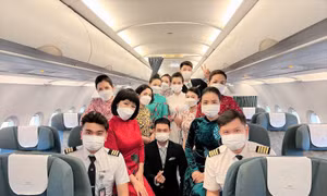 Áo dài truyền thống trên các chuyến bay Tết Nhâm Dần 2022.