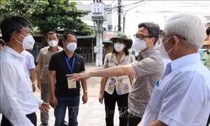 Phó Thủ tướng Vũ Đức Đam chỉ đạo chống dịch tại "điểm nóng" TP Thuận An, tỉnh Bình Dương. Ảnh: TTXVN.