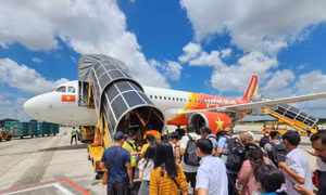 Giá vé máy bay Tết tăng cao, người lao động đứng trước mối lo phương tiện về quê.