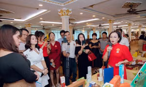 Các thành viên Hội giới thiệu sản phẩm của doanh nghiệp tiêu thụ trên thị trường.