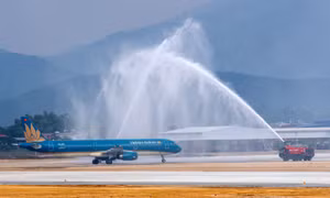 Máy bay Vietnam Airlines hạ cánh xuống Sân bay Điện Biên.
