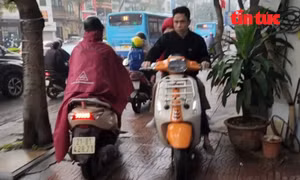 Nhiều người lái xe gắn máy vi phạm luật giao thông, lao vun vút ngược chiều trên vỉa hè.
