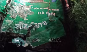 Đuôi xe khách bị xe tải tông từ phía sau cùng chiều trong vụ TNGT nghiêm trọng tại Khánh hòa ngày 13/7. Ảnh: TTXVN.