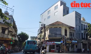 Những góc phố rêu phong bởi mái ngói thâm nâu như thế này không còn nhiều ở Hà Nội.8