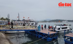 Du khách xuất phát từ Cảng Tàu quốc tế Tuần Châu (TP Hạ Long, tỉnh Quảng Ninh) để đi tàu trung chuyển ra du thuyển trên vịnh Lan Hạ.