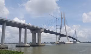 Yêu cầu nhà thầu Hàn Quốc sửa chữa vị trí rạn nứt đường dẫn lên cầu Vàm Cống