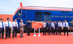 Lễ đón chuyến tàu chuyên tuyến đầu tiên Thạch Gia Trang - Yên Viên.