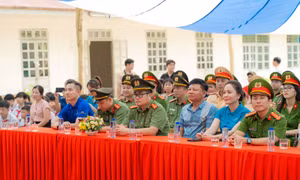 Đại diện Vietnam Airlines và Công an TP Hà Nội trong buổi Lễ trao tặng Thư viện xanh.