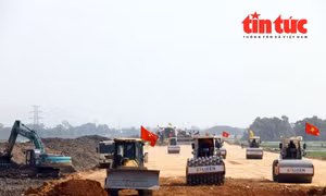 Trên công trường gói thầu XL02, nhà thầu Lizen huy động gần 100 đầu máy móc thiết bị tăng ca thi công.