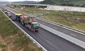 Sớm hoàn thiện cao tốc Vân Phong - Nha Trang đưa vào vận hành. Ảnh: TTXVN 