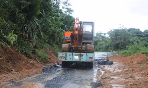 Đất, đá, bùn... liên tục tràn xuống từ ta luy dương trên tuyến.