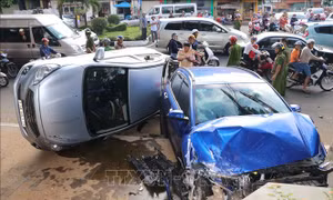 Ô tô 'điên' vượt đèn đỏ, tông 5 xe máy và khiến 1 ô tô khác lật nghiêng