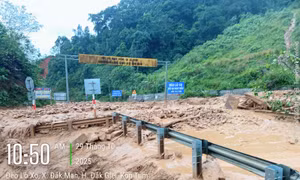 Nhiều đoạn tuyến Quốc lộ qua TP Đà Nẵng, TP Huế bị ngập gây tắc đường hoàn toàn