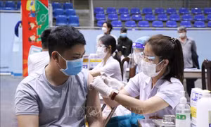 Tiêm vaccine phòng COVID-19 cho người dân. Ảnh: TTXVN.