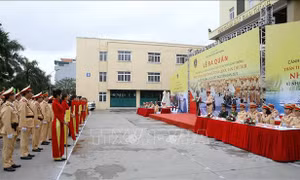 Quang cảnh Lễ ra quân thực hiện cao điểm bảo đảm trật tự an toàn giao thông. Ảnh: Doãn Tấn/TTXVN.