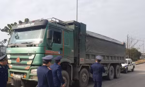 Xe vi phạm bị lực lượng chức năng phát hiện, xử phạt.