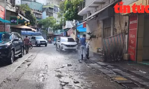Phố Nhà Hỏa (quận Hoàn Kiếm) từ lâu đã trở thành phố kinh doanh rửa xe riêng của các hộ dân tại đây, khi vỉa hè, lòng đường đều được tận dụng triệt để làm bãi rửa xe.  