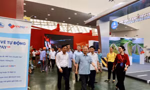 Đồng chí Trần Quốc Vượng tham quan gian trưng bày của Đường sắt Việt Nam