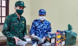 Cảnh sát biển liên tiếp thu giữ số lượng lớn pháo nổ các loại