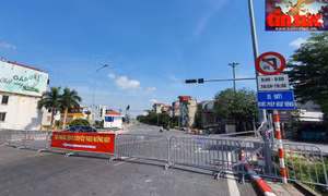 Chốt cứng hàng rào sắt, dây thép gai ngăn cách phố Nguyễn Văn Cừ và phố Bồ Đề (quận Long Biên).