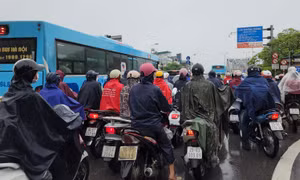 Hà Nội sáng cuối tuần: Chôn chân dưới mưa, ùn tắc 'không lối thoát'