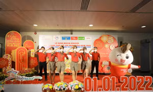 Những vũ điệu sôi động trên nền ca khúc "Có hẹn với bầu trời" cũng đã được các tiếp viên Vietjet dành tặng khách hàng trong ngày đầu năm tại sân bay Tân Sơn Nhất.