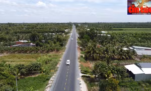 Đoạn tuyến dự án đã hoàn thành thảm bê tông nhựa, sơn kẻ vẽ phân làn đường nhìn từ trên cao.