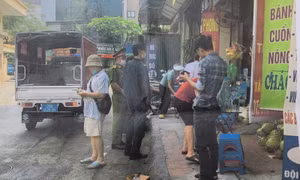 Lực lượng chức năng phường Vĩnh Phúc xử lý vi phạm.