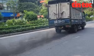 Xe tải chở hàng xả khói đen kịt đường trên phố Kim Mã (quận Ba Đình) như đi làn đường riêng.