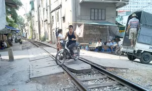 Đường ngang dân sinh trên phố Lê Duẩn (Hà Nội) tiềm ẩn nhiều nguy cơ gây tai đường sắt.