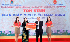 Phó Tổng giám đốc Vietjet Đỗ Xuân Quang tặng phần quà của Vietjet cho đại diện Công đoàn Giáo dục Việt Nam.