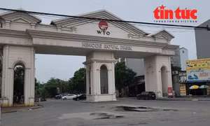 Cổng chào vào Khu đô thị Hinode Royal Park trên Quốc lộ 32 đi qua xã Kim Chung - Di Trạch.