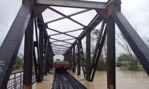 Mưa lũ ảnh trực tiếp đến kết cấu nhịp và chân mố trụ cầu đường sắt tại miền Trung 