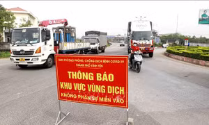 Việc "bế quan tỏa cảng" phương tiện trong dịch tại một số địa phương gây ảnh hưởng trực tiếp đến hoạt động vận tải. Ảnh TTXVN.