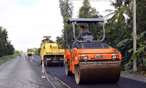 Tăng tốc thảm nhựa tuyến Quản Lộ-Phụng Hiệp, rút ngắn 50 km đường xuyên miền Tây 