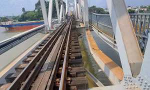 Video vụ sà lan va chạm cầu Ghềnh khiến ngành đường sắt ngừng chạy tàu