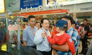 Hành khách ấm lòng trên chuyến bay cuối năm về quê đón Tết